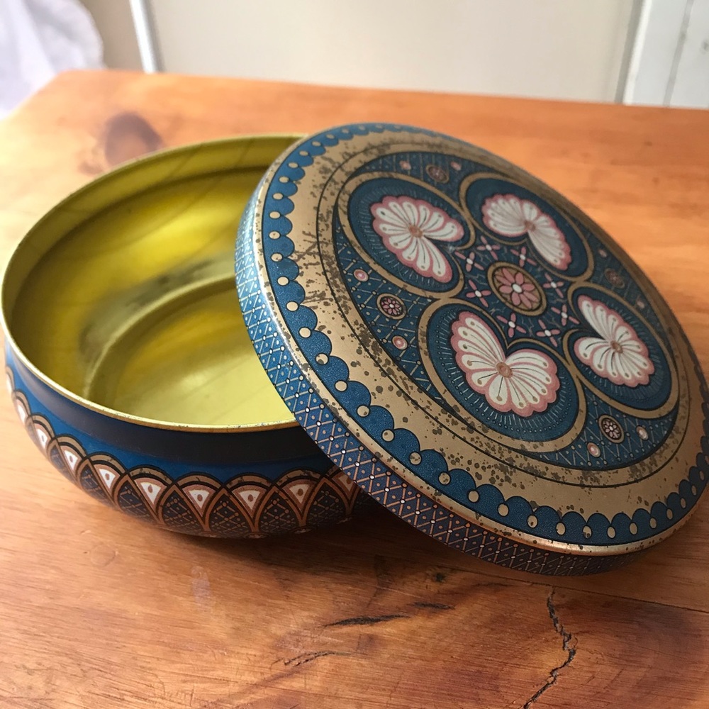 vintage cleo wrap tin container
